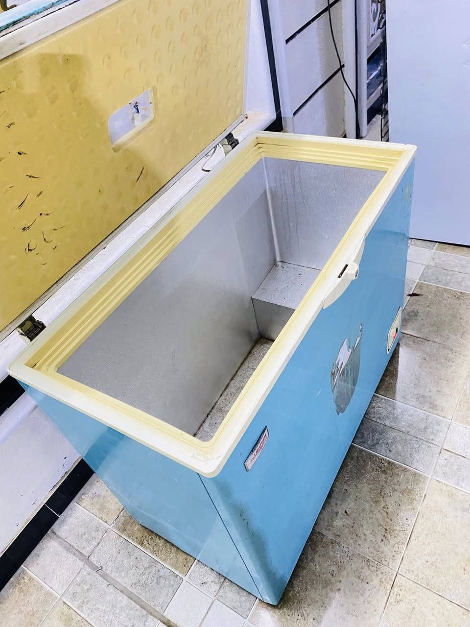 عندي هاي مجمده نضيفه للبيع حجم وسط 14 قدم نوع المتين  ماداخله تصليح بلاديه مال شركه مكان المحاويل شغاله وع فحص وضمان سنه


**إذا كنت صاحب هذا الإعلان وتريد حذفه لأي سبب، رجاءا أرسل رسالة إلى الدعم الفني**