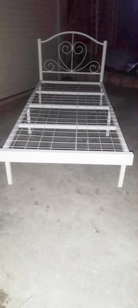 للبيع • سرير • غرفة نوم