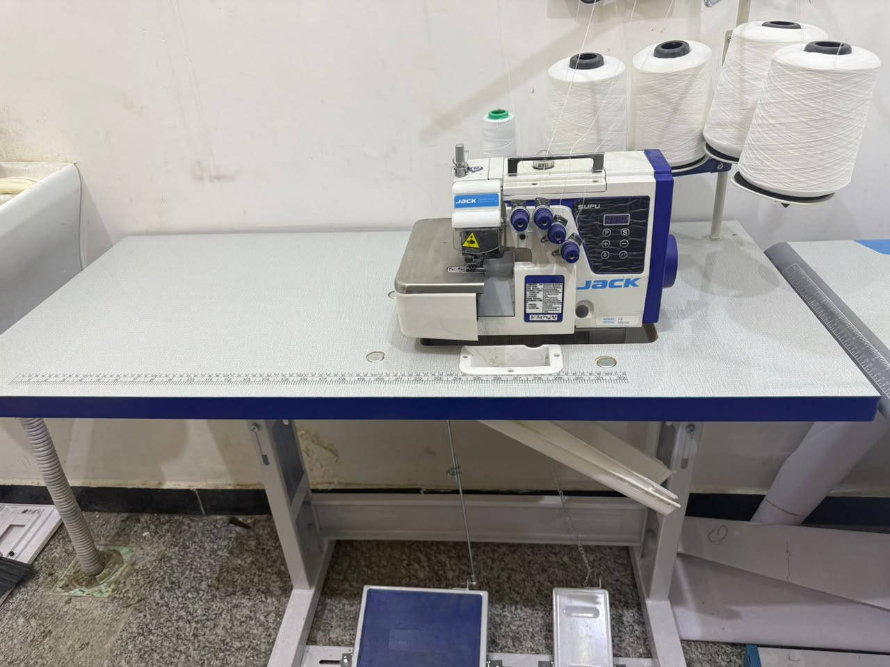 مكينة خياطة صناعية + اوفر 

للبيع جديد غير مستعمل بالكارتون فقط مشدود للاختبار 

***********
