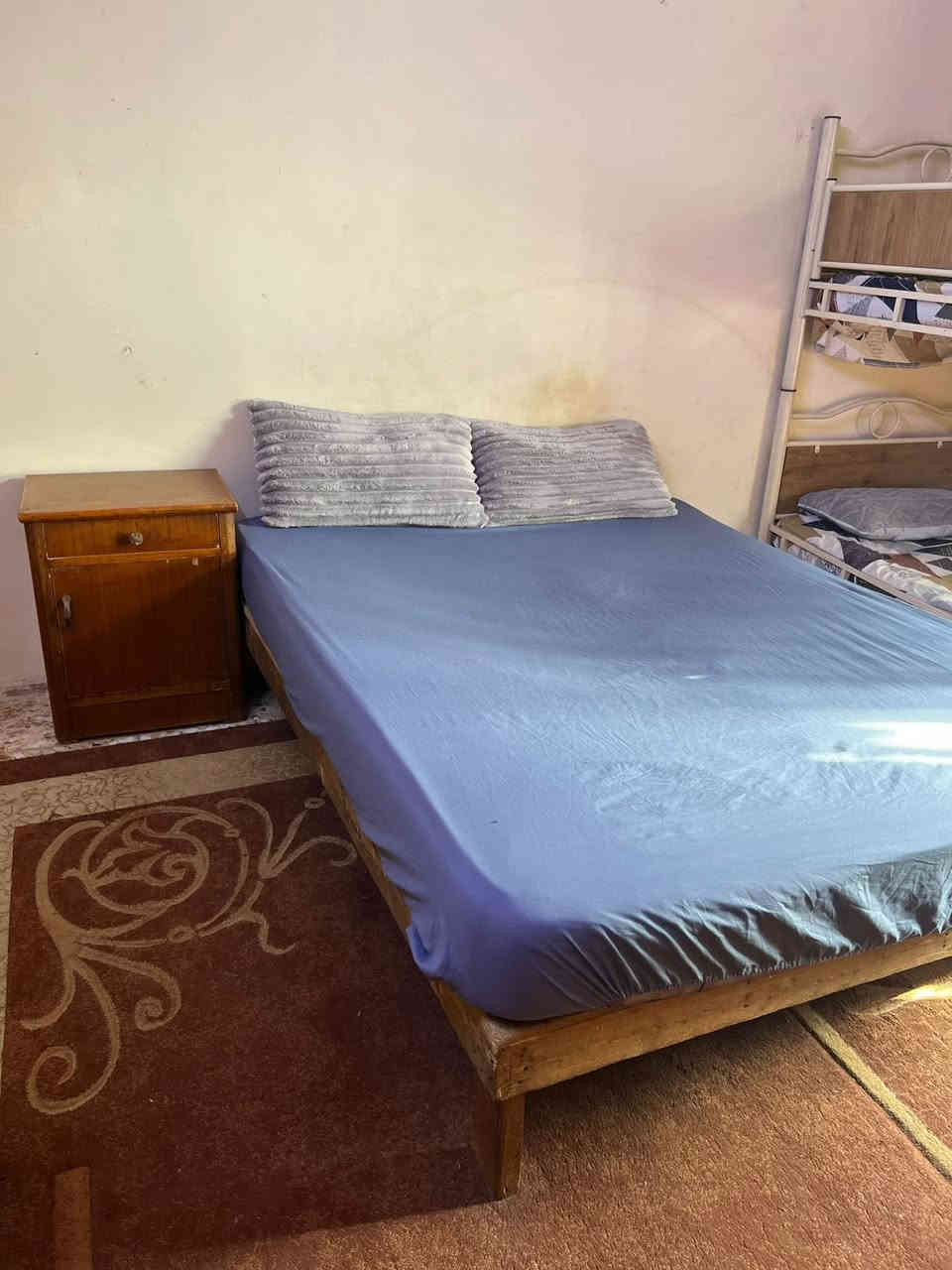 غرفة نوم داخل خارج صاج بيها نقص بس التاج مال  جربايه  العنوان بداية الخطيب الزراعي قرب معمل الغاز. للأستفار *********** متواجد واتساب السعر ٥٠٠ الف مع مجال للشراي
