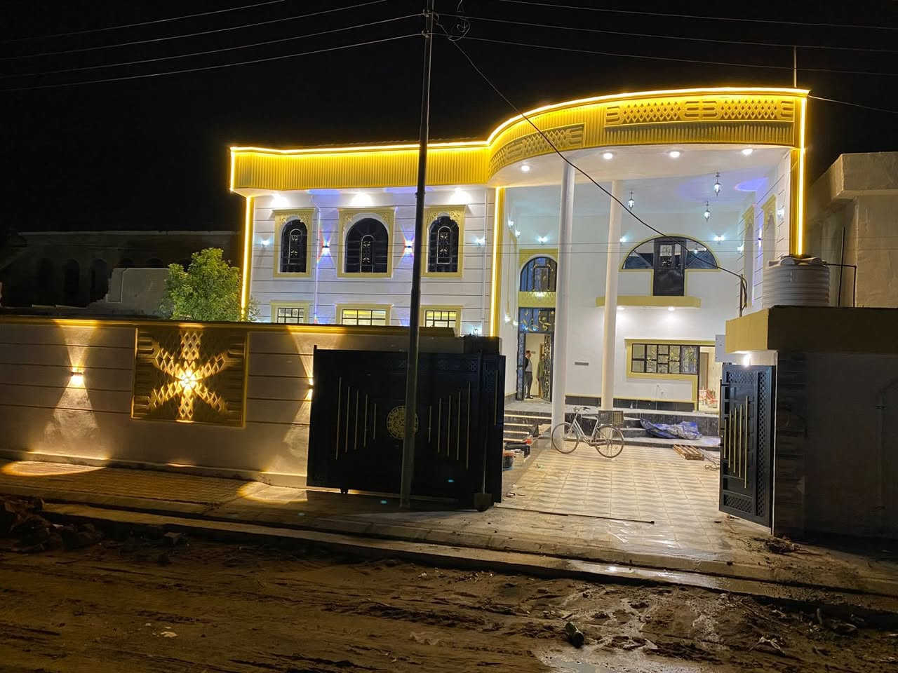 ‼️ما يعجبك البيت و السعر تكدر تعبر المنشور بدون ما اتعب نفسك
دار للبيع موقع خلف العيادات شارع تبليط 

بيجي حي العصري موقع مميز خلف العيادات مباشر خلف مجمع الطواف مقابل حديقة قرب المستشفى وشارع روتانا

طابو ملك 

مساحة البيت 300م   

طابقين الطابق الاول بلوك والطابق الثاني طابوگ

الدار متكون من كراج وحديقة و 5 غرف نوم كبار

واستقبال ومطبخ 

 سحب مغربي البيت بالكامل 

#للأستفسار
***********

#السعر

148 وبي مجال
