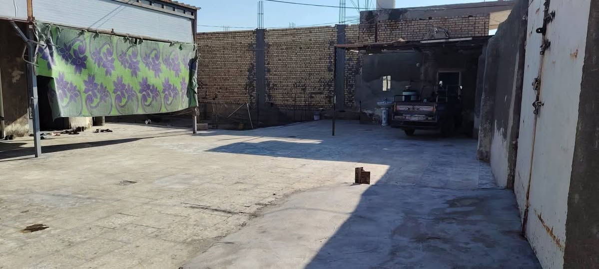 #بيت للبيع.. الموقع تجاري على شارعين.. 
↩️ الموقع.. الرميثة ابوصريفة قرب جملة ال عزوز على الشارع العام مال النجمي.. 

♍الواجهة (العرض) 18 متر 

⛎النزال ( الطول)45 متر.. لكن جه 25 

✅#تصبح المساحة الكلية 550متر

الحديقة داخل المنزل واسعه جدا.

مساحة البناء تقريبا 200متر

البيت بناء جديد....

الارضية كاشي بل كامل

 يصلح للسكن.. ويصلح موقع تجاري.. 

كافه الخدمات متوفره على الشارع 

ملاحضة البيت على شارعين امامي العام مال النجمي وشارع خلفي فرعي 

🟢#للاستفسار الاتصال على الرقم ***********
