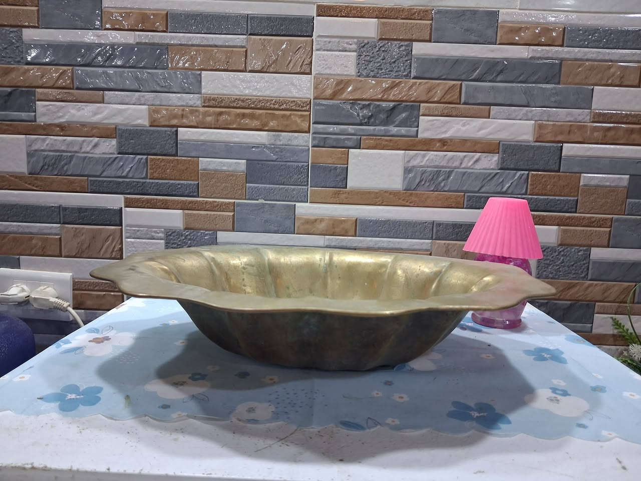 تحفة الحاسيّة النحاس 🌟
قطعة ديكورية مميزة بحجم ضخم وقطر يقارب 40 سم، وزن عالي وسماكة ممتازة. تصلح كمضيفّة فخمة أو قطعة ديكور تلفت الأنظار في البيت أو المكتب. تصميم كلاسيكي جميل ولمعة نحاس رائعة تضيف لمسة تراثية راقية لأي مكان.
بسعر مناسب جداً ومتوفرة خدمة التوصيل. 🚚✨


**إذا كنت صاحب هذا الإعلان وتريد حذفه لأي سبب، رجاءا أرسل رسالة إلى الدعم الفني**