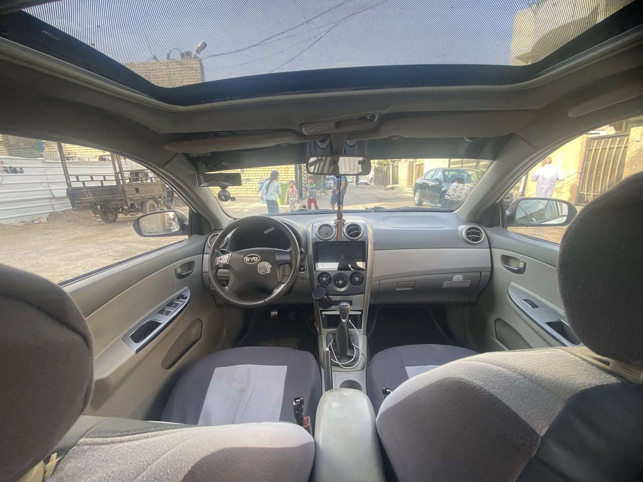 سلام عليكم 🫡
بي واي دي مديل 2013 للبيع 
سياره حلوه ومرتبه غرفته حلوه دوشمه جديده باتري جديد شاشه جديده كامره دواره داشكم امامي.  

كير عادي تاير خط ابيض نقص كمبيراسر واكف رقم انكليزي بسمي 
مكان سياره زعفرانيه 
اتصال (***********)
سعر 56 وبيه مجال
