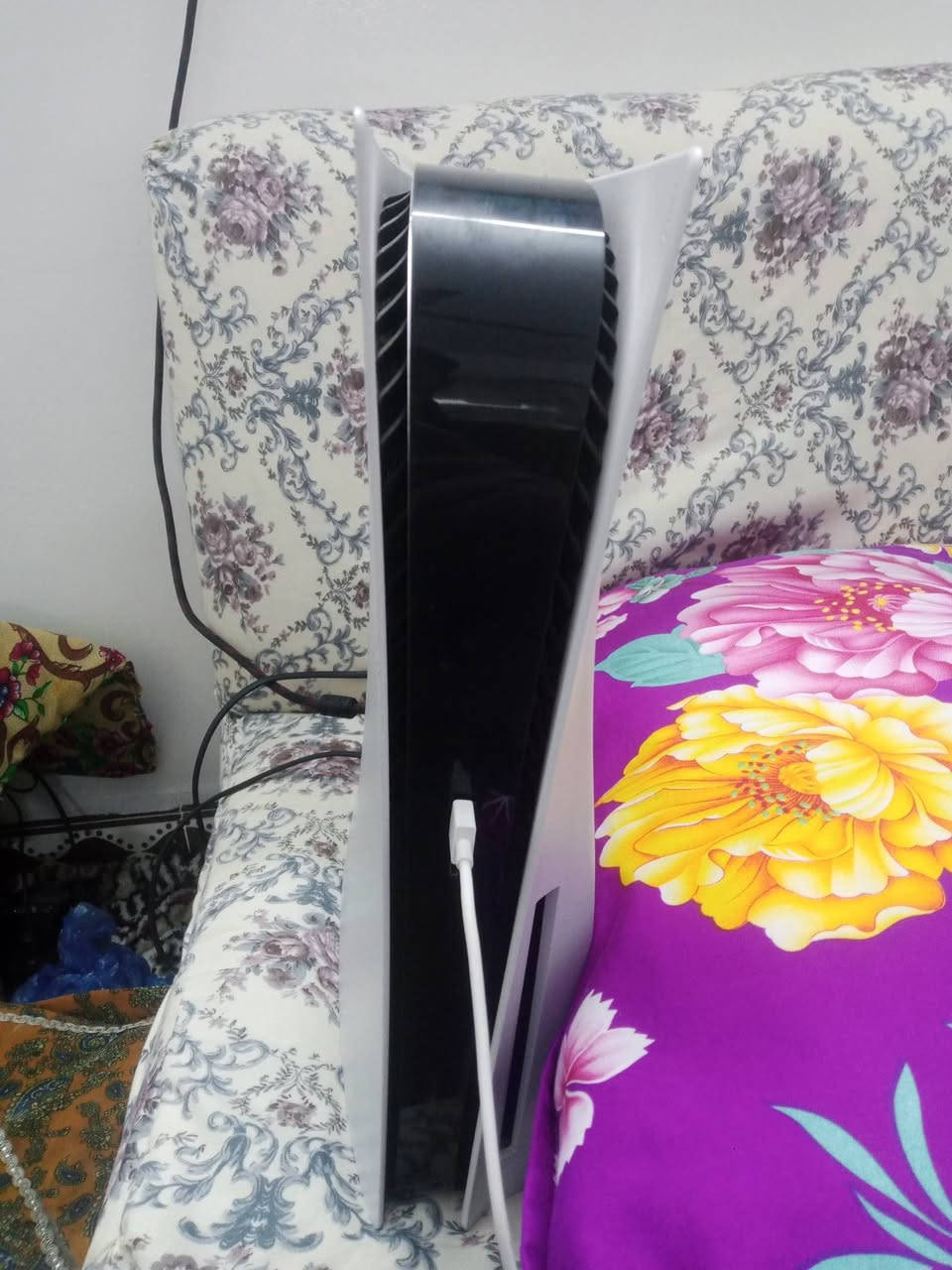 سلام عليكم
بلي 5 عادي بلص 
جهاز اي عيب ما بي اخو الجديد وياه جوستكات 2 
السعر 575 و بي مجال الشراي يتفضل خاص او يخابر الرقم ***********
