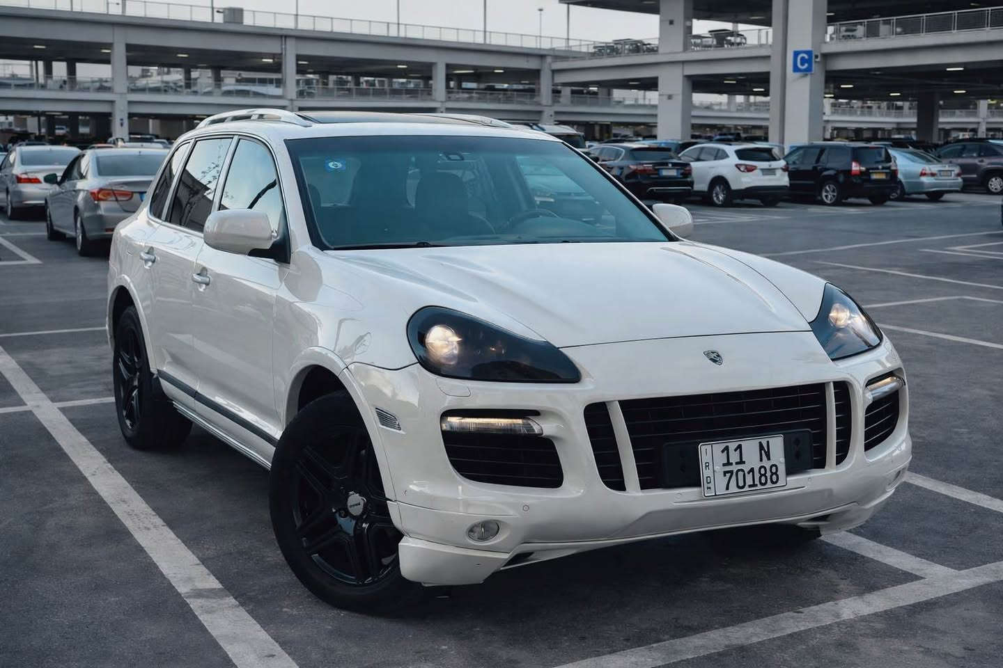 السلام عليكم 
بورش كييان 2009 
PORSCHE Cayenne
ماشيه 117 الف 
رقم بغداد  دولي بأسمي
محرك 8 سلندر توربو 
كير اوتو // تبيترونك
المواصفات
عداد السرعه (300) 💪
4 انضمه للقياده 
Sport/comfort/normal/
داخل عسلي + كاربون ڤايبر
بردات خلفيه بلاد
شاشه كبيره
كامره خلفيه
سلايد 
تنته كنتاره 
صندوك كهرباء
سيدي جنجر
تحكمات ستيرن
ستيرن كهرباء
سترين كاربون ڤايبر الياف حقيقي
مري قلاب وي البك
3 قطع تبريد 
كشنات جلد
كشنات كهرباء 6 حركات
اخزمه امان كهرباء
كشنات خزن ميموري
تدفئه كشنات
ويل كب 20 
بك لايت LED
لايت زينون بلاد
حساسات اماميه + حساسات خلفيه
سستم صوت Bose
مكان السياره المنصور 14 رمضان
السعر 117 وبيه مجال انشاء الله 
للاستفسار 
***********
*********** بغداد, العراق
