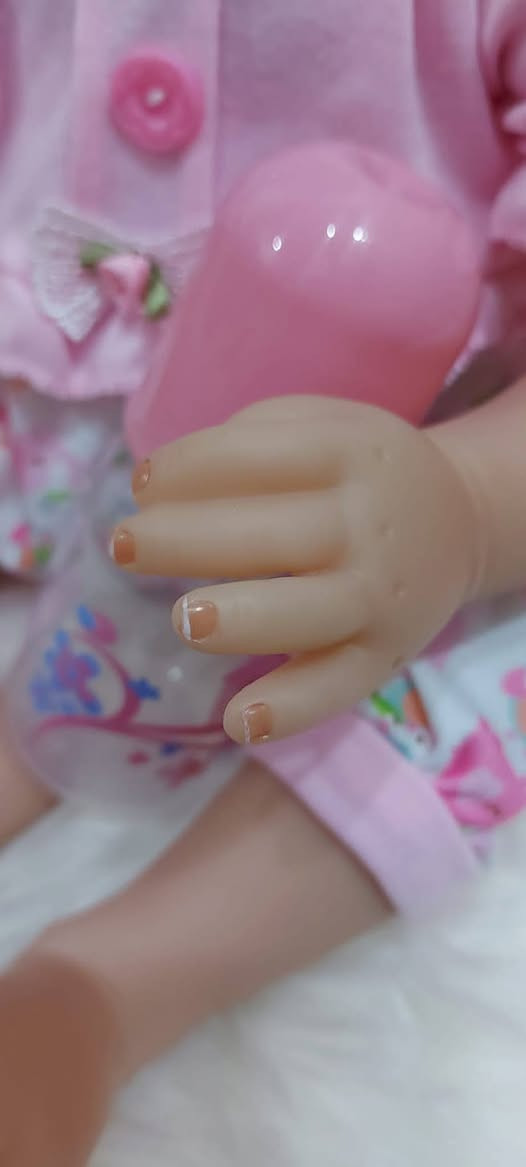 💥 بمناسبة عيد الأضحى المبارك 💥 
((تخفيض  صارت ب ٣٠ الف فقط  ))
لعبة من السيليكون الطبي شكل كلاسيكي تجنن من جيل الطيبين فديتها الحلوة 🥰🥰

المواصفات 
"""""""""""""""
💥  سلكون طبي صديق الطفل مع شهادة طبية
💥  العيون واقعية ثري دي تجنن
💥  الملابس درجة أولي 
💥  الأطراف والرأس سلكون أما البطن من القطن 
💥  الشعر طبعي مستعار ناعم قصير
💥 الطول 50 سم 

الملحقات 
""""""""""""👇
ممه
لهاية 
مفرش اللعابه
شهادة 
حفاظة
🌸🌸  🌺   🌸🌸  🌺  🌸🌸

للطلب مراسلتي🌺🌸 ع الخاص🌸🌺
 
تتوفر خدمة توصيل لكافة المحافظات 🚕🚕


**إذا كنت صاحب هذا الإعلان وتريد حذفه لأي سبب، رجاءا أرسل رسالة إلى الدعم الفني**