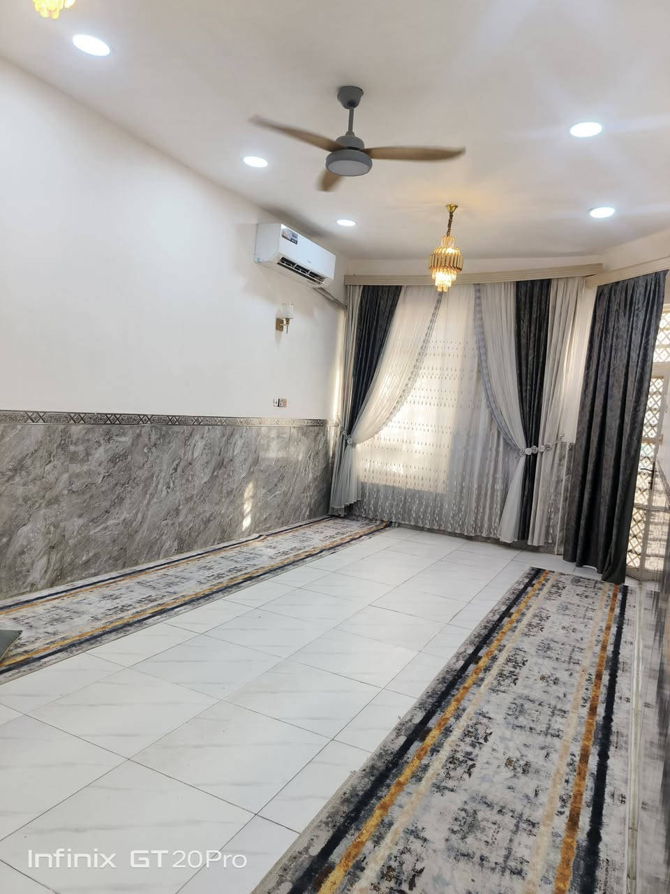 السلام عليكم 
الدار البيع 
طابو صرف مساحه ((180)) 
حي شهداء شارع إسالة ماي 
البيت داخل فرع 
 *طابق ونص*
مجموع الغرف (٤) 
(كونكرت صب) 
١- استقبال _ مساحة ٤×٨ 
٢- صالة _ مساحة ٧×٨
٣- حمام داخلي 
٤- منور 
٥- غرف عدد(٢) مساحة٤×٥
٦- كراج 
٧- صحيات خارجية 
--------------
 *الطابق الثاني* 
١- صالة (نص الصالة عگاده) 
٢- غرف عدد (٢) مساحة ٤×٥ عگادة
مشتغليهم قبل سنة 
--------------
المساحة( ١٨٠ )
استفسار اتصل بل أرقام تأليه
((***********)) ((***********)) اخوكم أبو عراق
