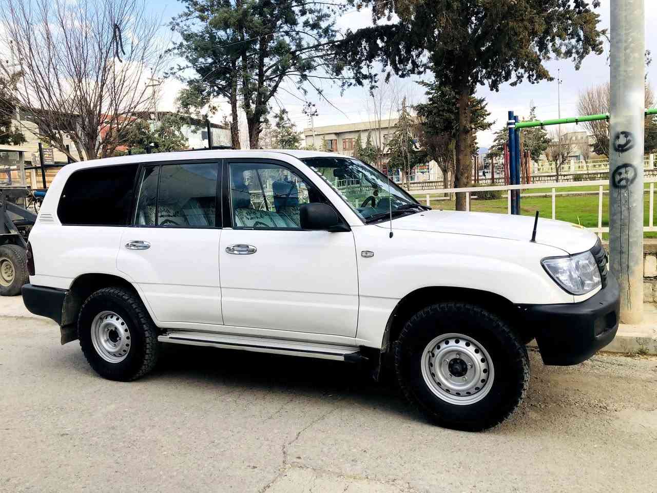 سعر بلاش ...ماشەڵا لەماڵی هەمو لایەک تاقانە 
.
.
سعر (٨٨ )ومعامەلە   مۆنیکا مۆدیل ٢٠٠١   حیزام بۆیاغ لەسەرساغی لەشانەکەن بۆ خوارەوە سەقفو شانەکانی بەشەرت تەنیا بۆجوانی کراوە جگەلەیەک چامنلغی دواوە لای سایق کە پێشتر بۆیاغی هەبووە پێشتر هیچی نەبوە . گرومەکینەو ئەکسل و دەبڵ ئەکسل و تەبرید ساردو گەرمی بەشەرت  چوارتایەی تازەحەفتێکە بۆی بەستراوە   . سەیارەکە ناو بۆرە فول عادیە زۆر پاکە  ئارمی   
ئێسقانی سلێمانیە تازەکراوەیەوە
.
***********
