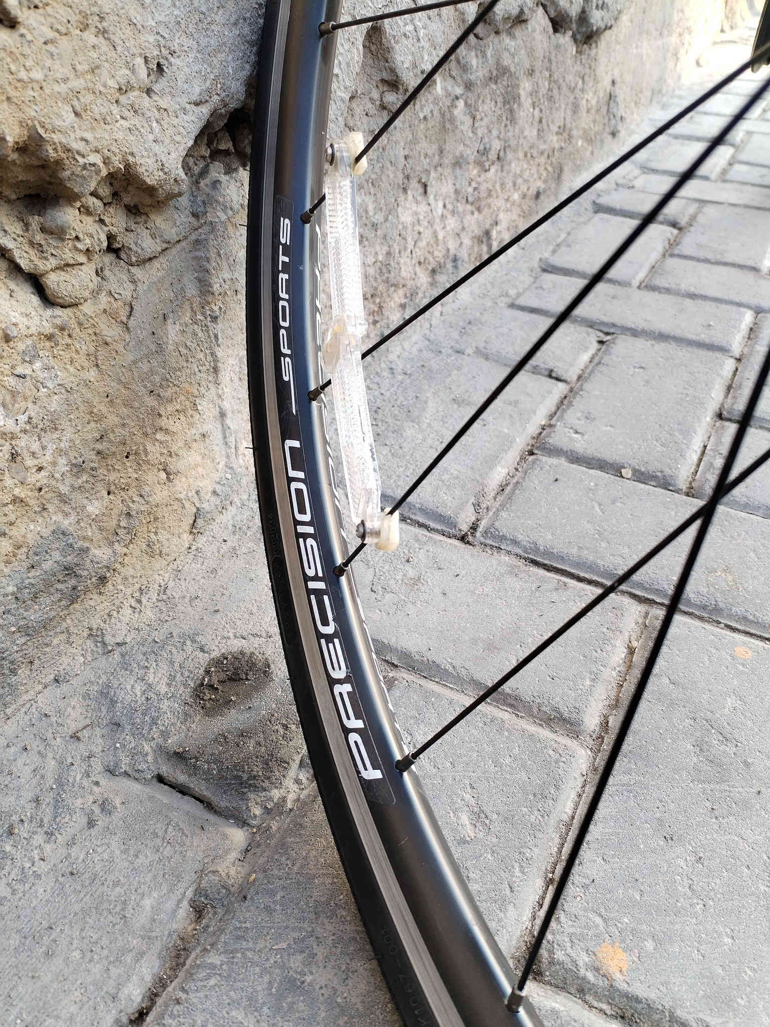 بايسكل precision ماركة 700 c 🚴‍♂️إسكيب أصلية 🚴‍♂️
لون رياضي كرتوازي 
 حالة ممتازة، نظيفة جدًا، وخفيفة الوزن - مثالية للتمرين أو التنقل اليومي.

 ✨ المواصفات:

 الماركة: بريزشن  إسكيب
 الهيكل: ألومنيوم خفيف الوزن ومتين 
 السرعات: 3 أمامية و8 خلفية
 المقاس: متوسط ​​(مناسب لطول يتراوح بين 165 و185 سم تقريبًا)
 نظام التطوير: شيمانو متعدد السرعات (أداء سلس ومريح)
 الفرامل: فرامل أمامية وخلفية قوية على شكل حرف V
 الإطارات بحالة ممتازة، جاهزة للاستخدام
 💯 الدراجة مُجربة ومُختبرة، مريحة جدًا، ولا تحتاج إلى أي صيانة مال حاوية.  موديل 2020 شرط.  للتواصل واتساب ***********. السعر  175000
