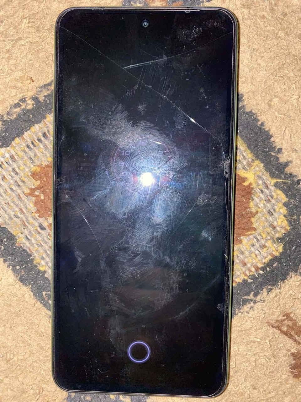 سلام عليكم شباب 
فيفو📱
كامل موصفات اي خلل مابي 
بس فطر بضهر فقط 
اي خلل بي مرجوع 
مكان حله شارع 100
موجود خاص  وتساب...... ***********
