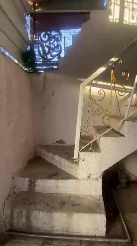 المساحه 100 شارع اسواق الصدرين خامس فرع السعر 58 الاتصال *********** البيت جاهز من النواقص ويرهم يصير مشتملين
