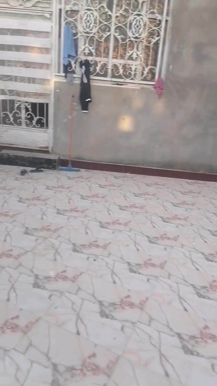 سلام عليكم. دار سكن للبيع. المساحه 360.مساحه البناء 240.يحتوي ع 3 غرف نوم. ستقبال. مطبخ حار وبارد. صالتين. وصحيات. وحديقه خل البيت .وكراج يشيل 3 سيارات غريب ع شارع .الموقع الهارثه كرمه علي منطقه العلي ..الاستفسار***********

