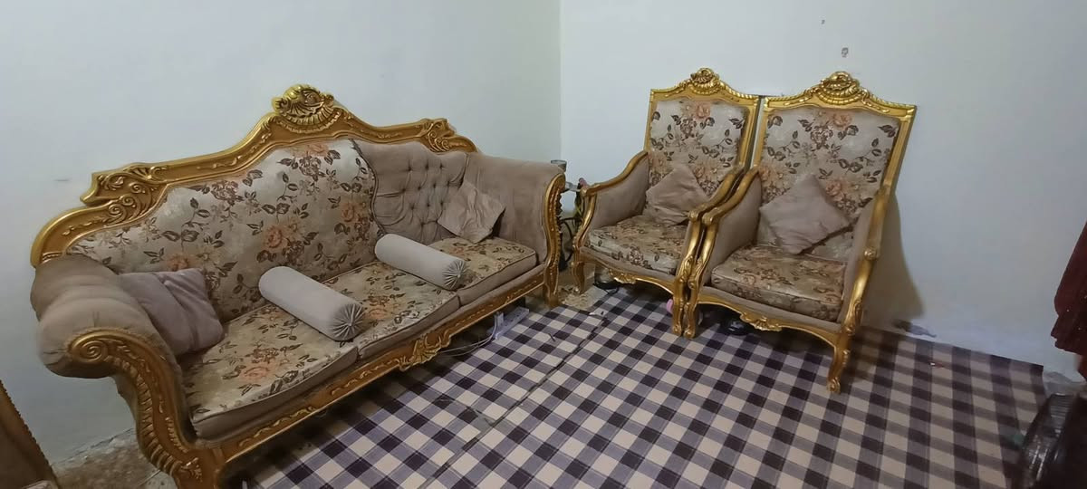 السلام عليكم
قنفات مصري للبيع 5 قطع 
ثلاثيات 2
كراسي 2 
ثنائية 1
السعر 400 
العنوان الزبير 
***********
