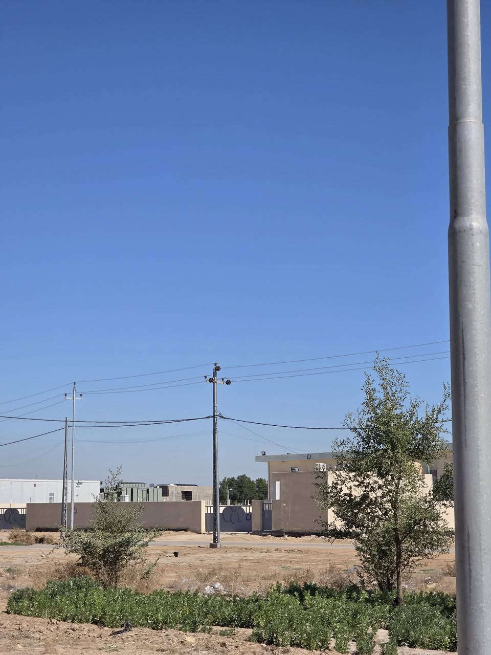 مشتمل للبيع طابق واحد
💢¤طابو   ملك صرف ¤💢 
بناء حديث وشغل درجة أولى 
السعر المطلوب 77 مليون 
صاله ومطبخ واستقبال وغرفه1 ومجمع صحيات داخلي وخارجي 

الموقع  المحاويل  حصن جعفر 
المساحة 》👈》100 متر 

واجه 》👈》5 متر 
نزال 》👈》20 متر 

عرض الشارع 》👈》15 متر تبليط 

للاستفسار اكثر الاتصال على الارقام التاليه 📞📞

***********  - ***********
او زياره مكتب  المحامي العقاري علي راجي العلواني
