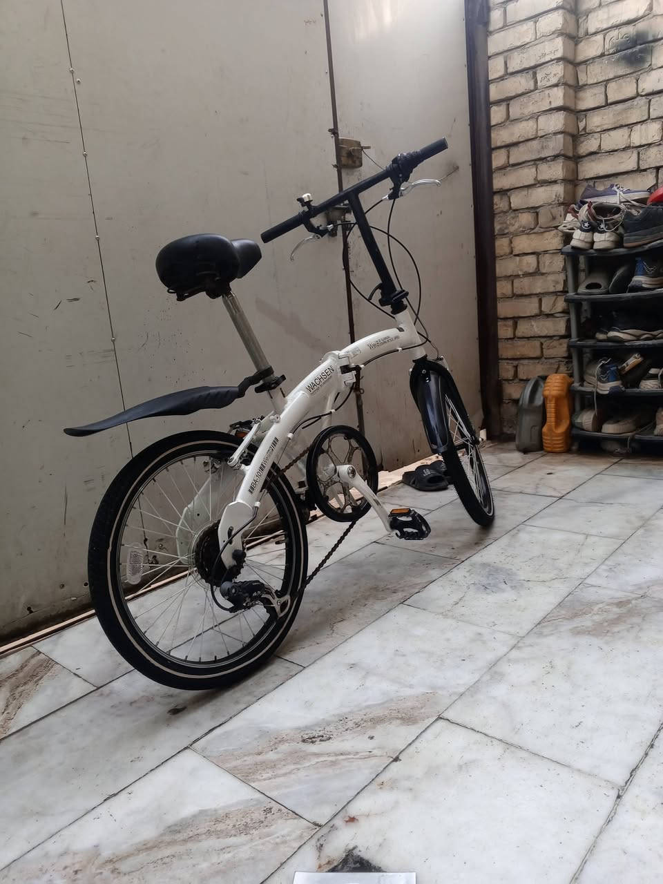 السلام عليكم
بايسكل ياباني للبيع كسر حاوية سعر 100 وبي مجال المواصفات :-
1- لون ابيض 🤍.
2- حجم البايسكل 20🤍.
3- نوع المعدن المنيوم 🤍.
4- تايرات خط ابيض كتان اصلي 🤍.
5- كير خلفي 6 نمر شغال 💯.
6- بريك امامي + خلفي شغال 💯.
   مكاني بغداد الشعب شارع الصحة قرب سوق الصبح رقمي للستفسار *********** . يتوفر خدمة توصيل بغداد فقط.
