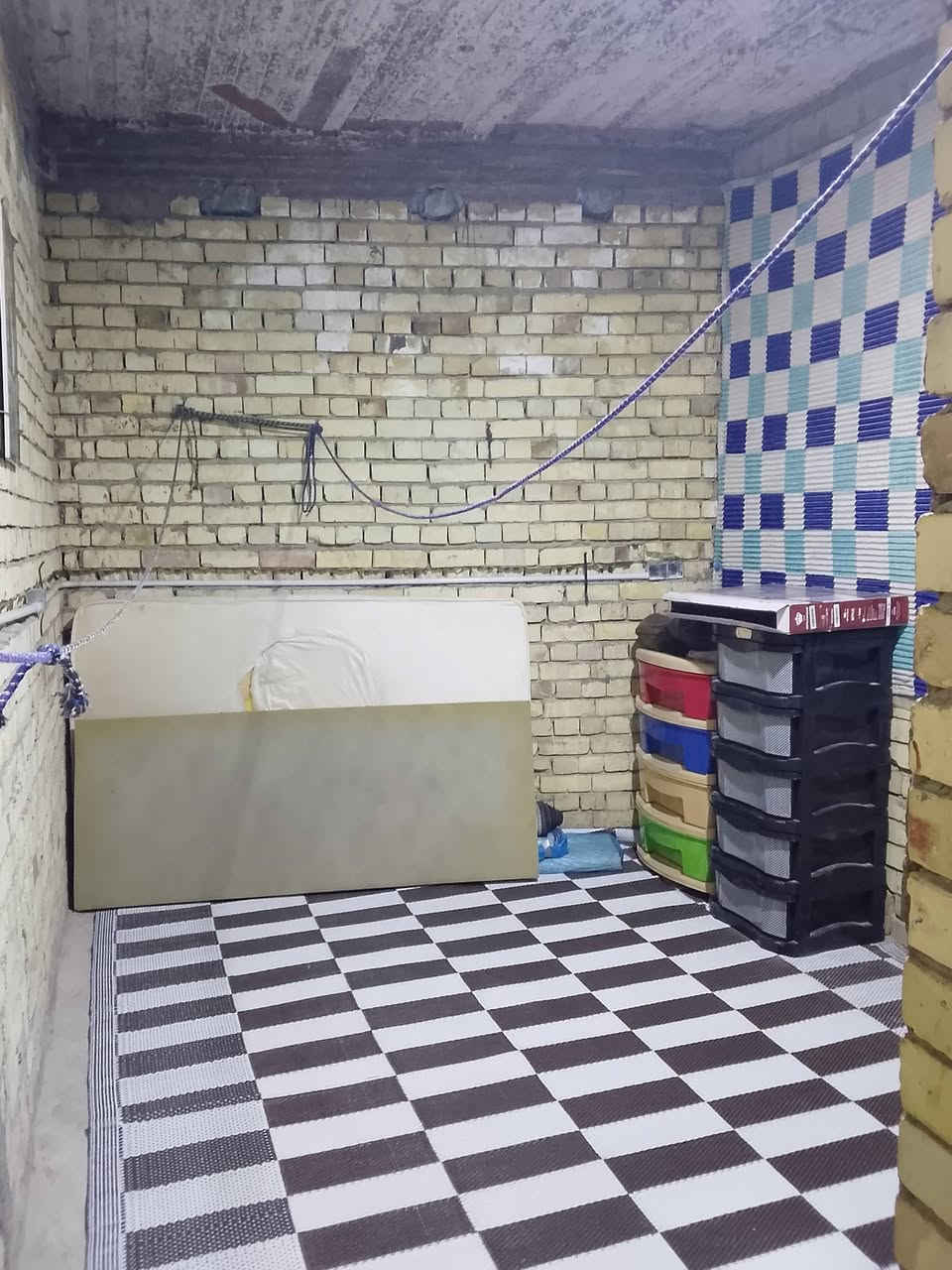 السلام عليكم بيت مساحه ٥٠متر واقع حال ٦١متر طابقين طابق الاول كامل من كلش والطابق ثاني عايزه بس بياض سند ٢٥اوصوالي والساس رفت تواصل على هذه رقم واتساب *********** ورقم ثاني تواصل عل رقم ***********
