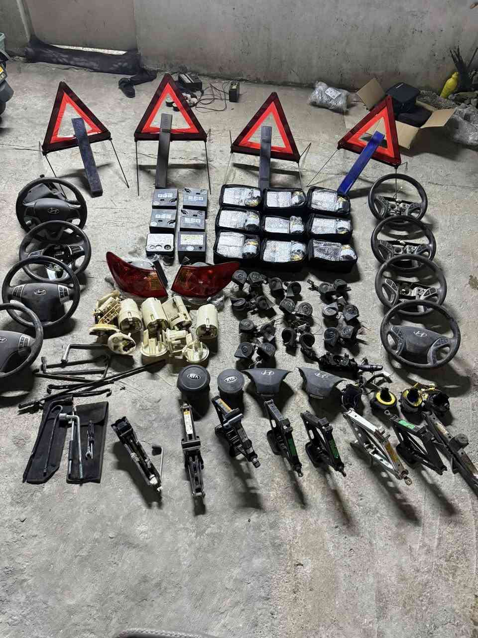 سلام عليكم 
منفاخ كوري اصلي تفصيخ انطي بي ضمان ٣٠ الف ابو الجنطه 
منفاخ كوري اصلي تفصيخ انطي بي ضمان بدون جنطه ٢٥ 
هورن طاط اصلي تفصيخ ١٥ الف 
فيتبم تفصيخ اصلي جوكر ١٥ الف 
ستيرن النتره مضلع امريكي ٢٥ 
ارباك النتره مضلع امريكي وخليجي ٣٠ 
شريط ستيرن النتره مضلع امريكي ٢٥ خليجي ٢٠ 
ستيرن النتره ١٠ السعر ٣٥ معه اليرباك 
بك لايت النتره ١٠ السعر ٤٥ الف 
دركه ستيرن فورتي امريكي معه اليرباك ٧٥ الف 
دركه ستيرن فولستر معه اليرباك معه الشريط ول مجمع لايت ١٠٠ دولار 
مثلث طوارء فسفوري اصلي ٥ الف 
جك سيارات ناصيه ١٠ الف 
عده جك كامله ٧ الف 
جك ابو القمه ١٥ الف 

مكاني بغداد مشتل يوجد توصيل جميع الحافضات العراق ٥ الف 

*********** 

اي غراض عدي بيهن ضمان واي غراض عدي اصلي تفصيخ ماعدي تجاري
