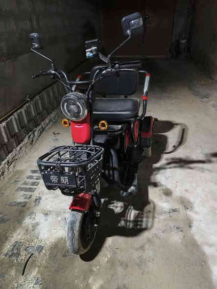 السلام عليكم..
دراجه شحن 3تايرات نظافته 80/100 باترياته جديده  السعر 550وبيه مجال حك الجيه ***********0
