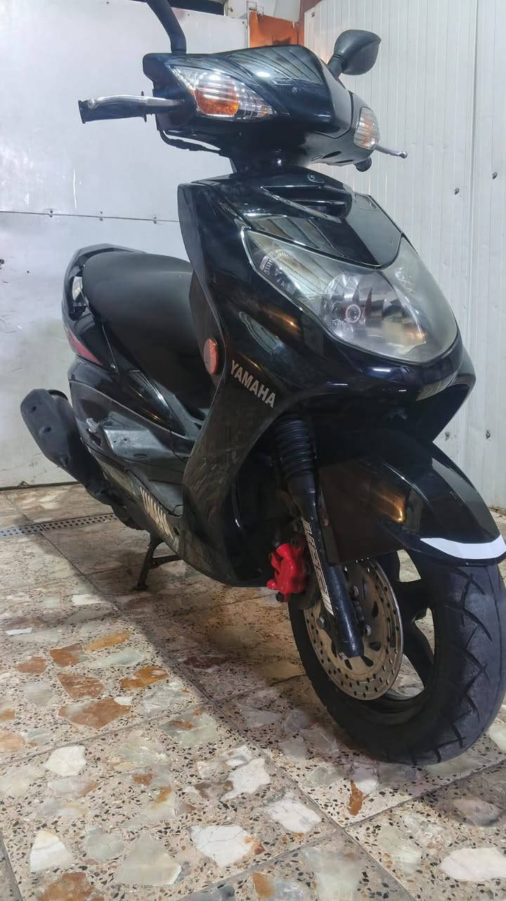 السلام عليكم
دراجة سكنس فحل جديدة 
سرعة 140 نوزل خطين اسلف اصلي 
ام طلاعات ستاند كهرباي حساس وراقها ابسمي 
عداد كتروني شغال دراجة جديدة بمعنة كلمة
شراي يتصل ***********
شرط جيب فيتر وتعال فحص براحتك
