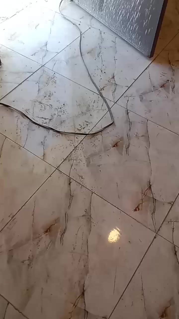 بيت كامل للبيع مساحة 200متر مع كافه الاثاث المكان حي الجوادين النزلة الثالثه على الشارع الرئيسي لاستفسار الاتصال على هذا الرقم ***********
