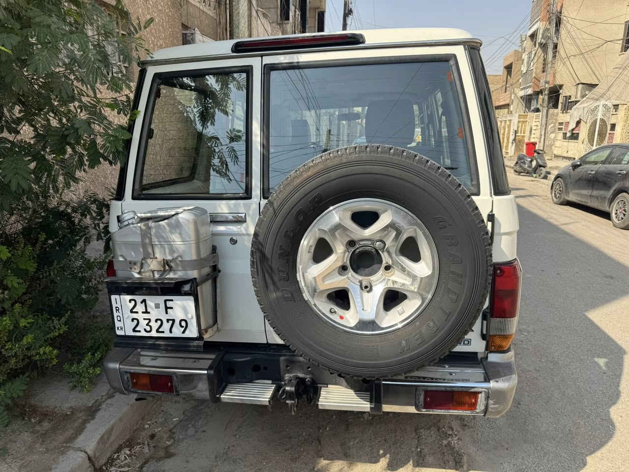 لاند كروز شاص موديل ٢٠١٨ محرك بانزين ماشية ١٥٠ الف رقم سليمانية بسمي كفالة عامة سيارة جديدة علة وضع الشركة تخم ويل كب برغي نقص مابيه السعر ٣٠٠$ وبيهة مجال الهاتف ***********
