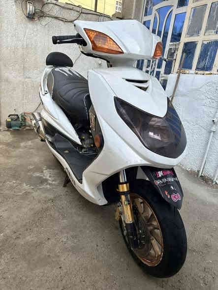 السلام عليكم ،
سكنس فحل طلاعات 
الدراجة نضيفة وتزويدهه اصلي واني هم ضايفلهه نواعم تجاري 
مكينة 59 بوشة تتمارك كور بصمة 
كلجات wf  شلعة ومعدل تشك لكاع
صالنصة بوري عدل 
صدر رياضي 
ويالة رياضي 
ستاند صفح 
وبعد كلش هواي تزويد ونواعم 
والباقي كدامك 
"نقصهه دبلات خلفي فقط "
السعر مليون وربع ١٢٥٠ وبيهه مجال حك جيتك 
وكلشي موجود بالسوك 
للاستفسار *********** 
مكاني الشعب قرب سما بغداد
