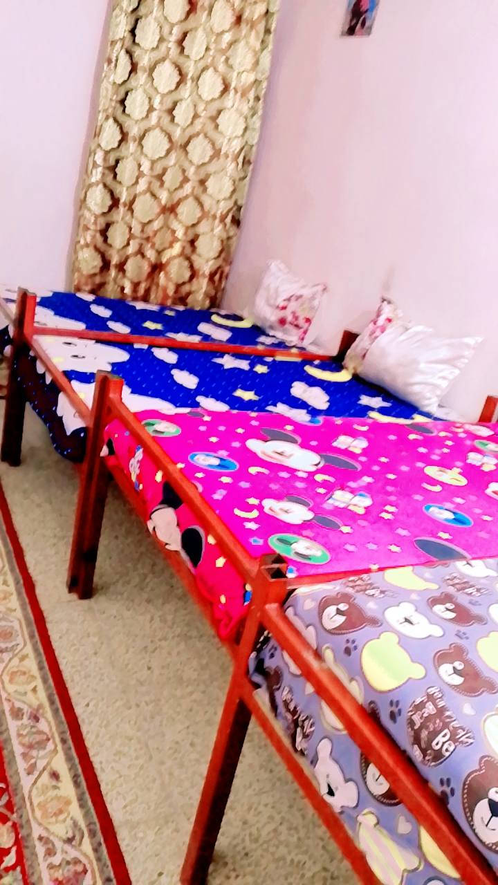 بيت تجاوز للبيع مساحة 100متر بي غرفتين وصالة ومطبخ وحمام وتواليت وترك وطرمة صغيرة المكان منطقت المعالف بير عليوي  قرب مدرسة أكد الاستفسار علرقم***********
