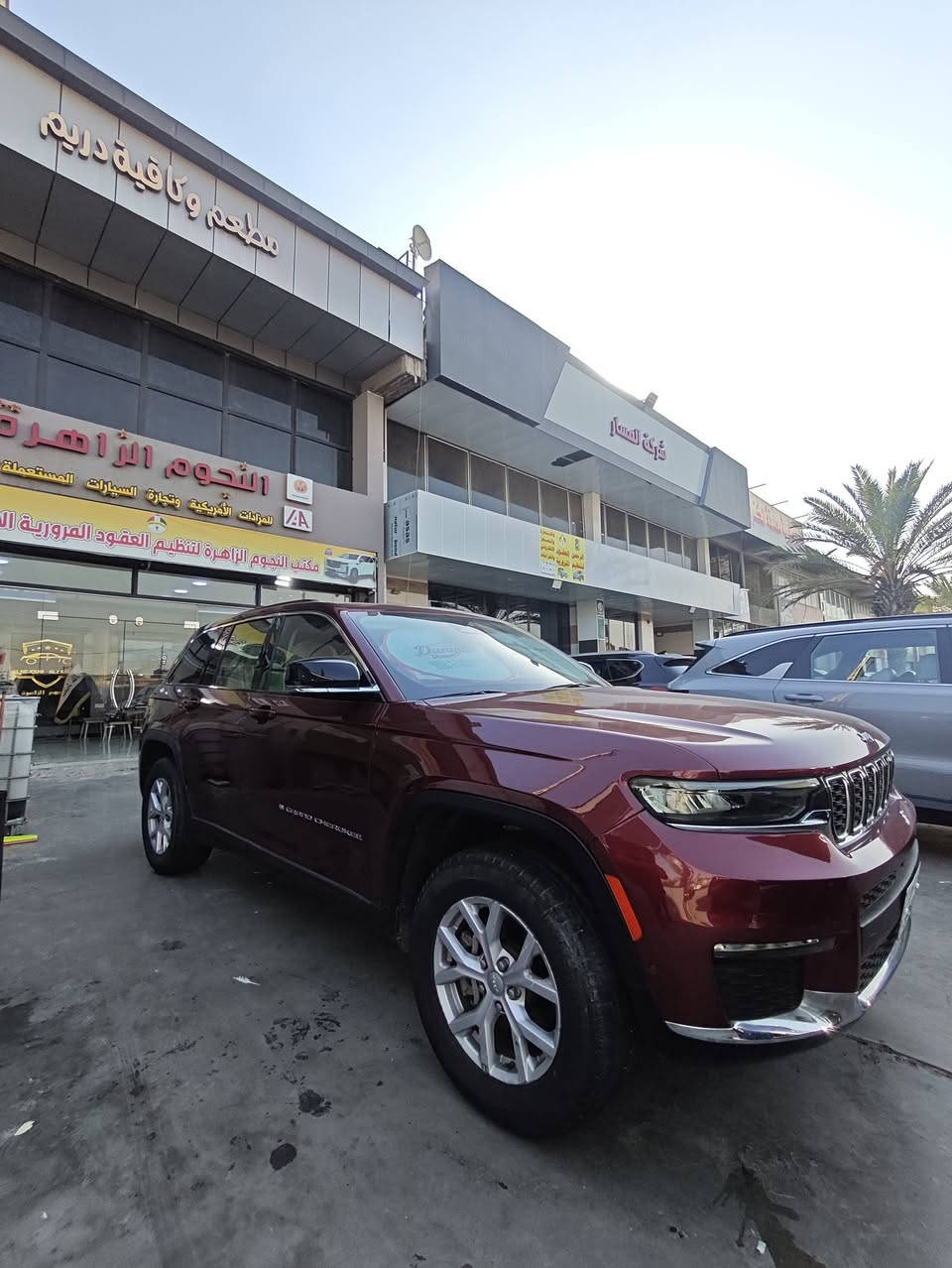 جيب جراند شيروكي Limited موديل 2022
✅ محرك 3.6 لتر V6 بقوة 293 حصان
✅ جير أوتوماتيك 8 سرعات
✅ دفع رباعي (4×4)
✅ شاشة وسطية كبيرة Uconnect مع Apple CarPlay وAndroid Auto
✅ مقاعد جلد كهربائية مع تدفئة
✅ كاميرا خلفية وحساسات أمامية وخلفية
✅ مثبت سرعة ذكي وأنظمة أمان متطورة
✅ باب خلفي كهربائي
✅ فتحة سقف بانوراما (إن وجدت)
✅ جنوط ألمنيوم قياس 20 إنش
✅ إضاءة LED كاملة

✨ سيارة تجمع بين الفخامة والقوة والاعتمادية، جاهزة للاستخدام وبحالة ممتازة.

للأستفسار : واتساب *********** - ابو جعفر
مكاني : بغداد / البلديات
