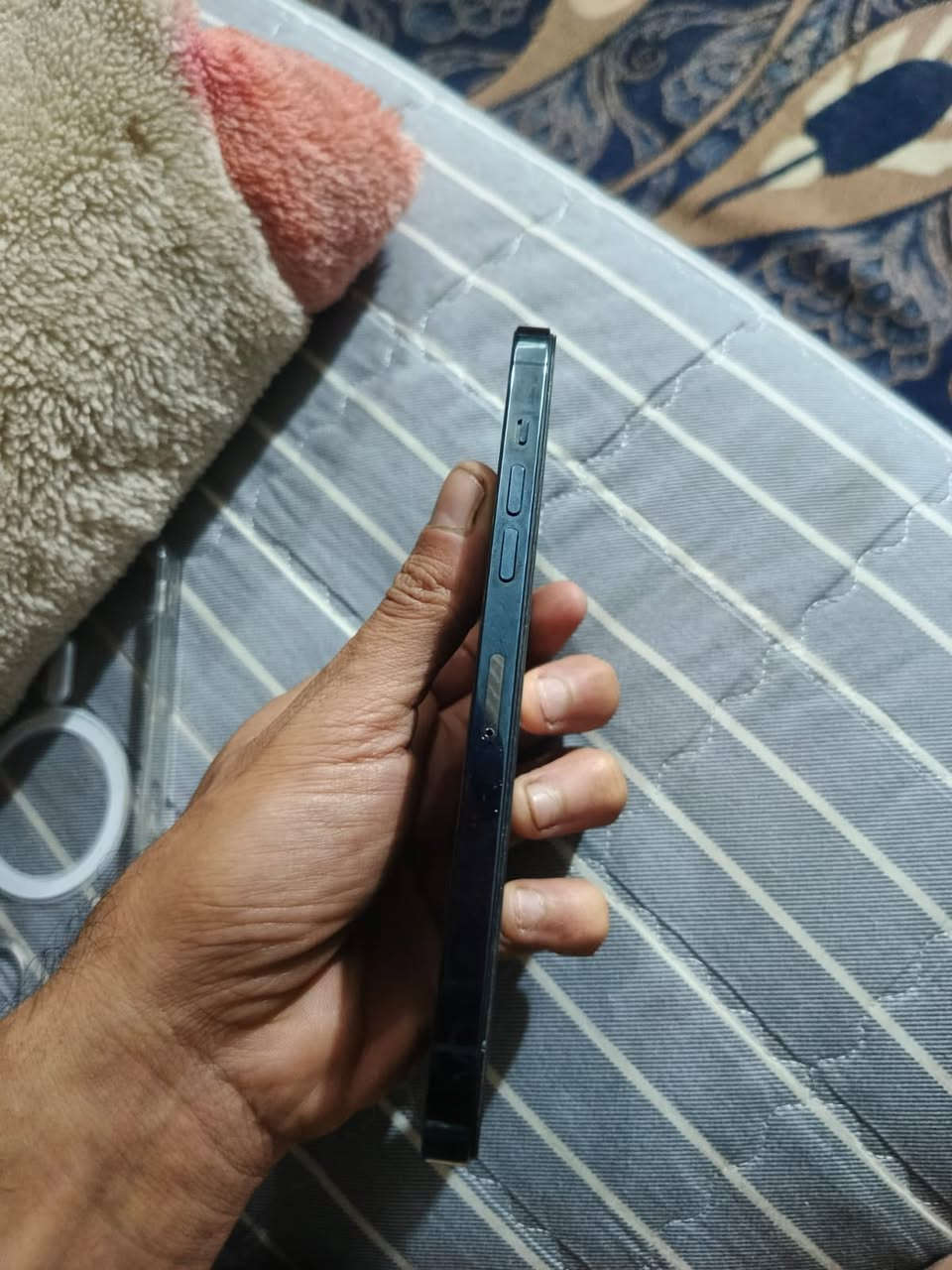 سلام عليكم ١٢برو ماكس 
مستبدل بطاريه آيكلود 
شاشه مستبدل وسط نوعيه 
فيس متوقف  بل تحديث الأخير 
وباقي مكفول بغداد بلديات 
***********
بيه مجال بسيط٣٢٥
