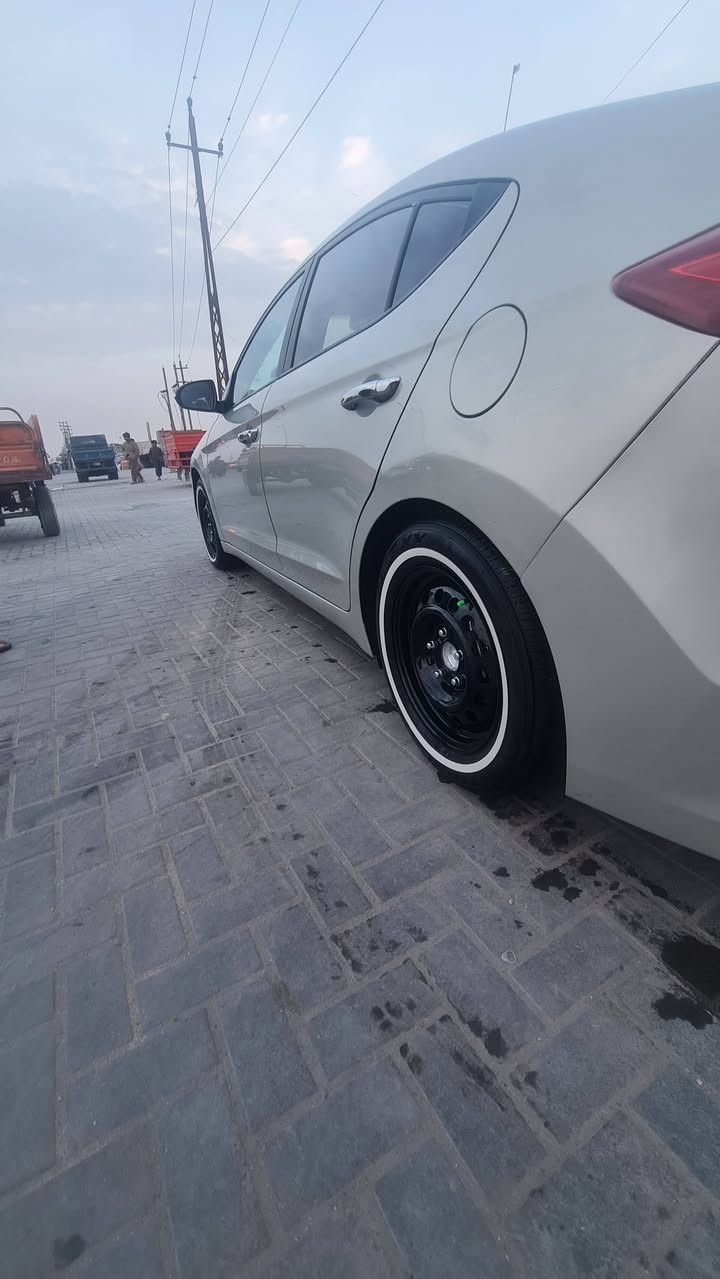 سلام عليكم لنتره لبيع موديل 18وراد خليج سياره جديه بعنه لكلمه رقم ربيل تحويل ثاني يوم سياره جاهزه منكلشي تخم تاير خط بيض حداد مال شركه شرط مكينه 1600سياره فول عده تنته بيه قطعتين صبق ولباقي كفاله سياره ماشيه 140 سياره علوضع شركه برقي مافتوح بيه مكينه كير حداده شرط تراي زيرو سياره مال جناي مجنبزه فول تبريد ثلج  مكاني بصره سعر 110وبيه مجال ***********
