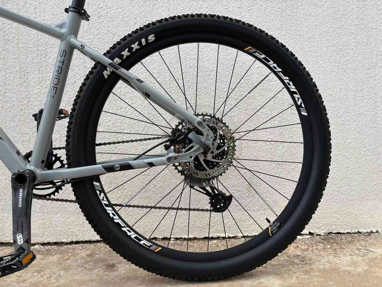 للاستفسار عبر واتساب ***********
Hydroformed, custom Butted 6061 Aluminium frame
Rockshox Judy Silver TK fork, Remote, 29″ Solo Air, MXL Lite BOOST, 100mm Travel
SRAM SX Eagle 12spd drivetrain
Surface Asymmetrical Alloy, 23mm wheels, TR
Adapted POP geometry
Tektro MD-M275 hydraulic disc brakes
Maxxis Rekon Race 2.35″ TR tyres
