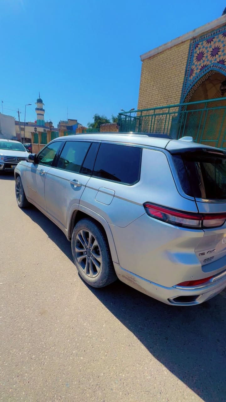 السلام عليكم  بيع مستعجل بسبب الحاجة جيب كراند شيروكي 2021 الشكل الجديد اوفر لاند  ومعروف مواصفات الاوفر لاند :
اللون رصاصي 
رقم بغداد مشروع وطني جديد
عداد السرعة 28 الف مايل
بانوراما 
كشنات جلد تدفئة تبريد 
كشنات كهرباء 
جكات 
فور ويل 
تشغيل عن بعد 
دخول ذكي 
7 راكب كشن متصل 
جنطة كهرباء 
وبعد بيه هواي مواصفات الصراحة ما اعرفه
وحادثه مثل ما موضح بالصور 
السعر : 26,000
وبيه مجال للشراي 
بغداد الدورة 
***********
