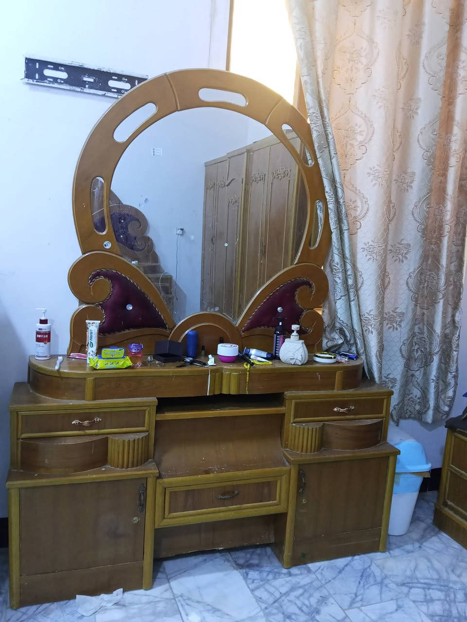 السلام عليكم
غرفة نوم للبيع مكونه من 
كنتور و زاويه وميز ابو مرايه 
و جربايه ميز مجرات 
العنوان كربلاء حر الصغير 
السعر 500 للاستفسار ***********
