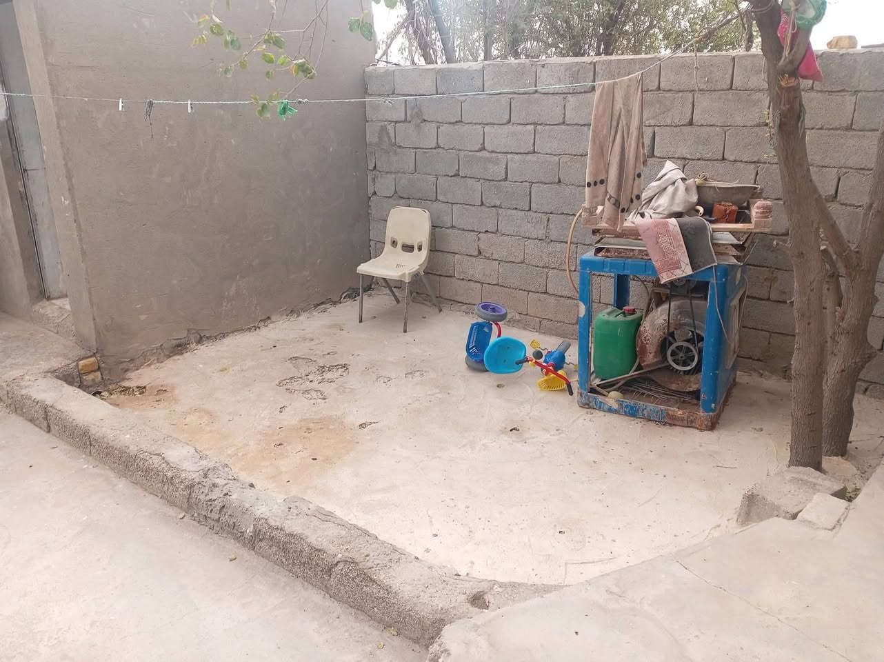 بيت للبيع حي الحكيم مساحته ١٥٠
غرفه نوم وهول مطبخ استقبال حمام كراج وحديقه قطعه 100 متر ظهره حي الحكيم الثانيه قرب مجمع  الرحمن

يبعد عني الشارع 250 متر

الاتصال واتساب ***********
