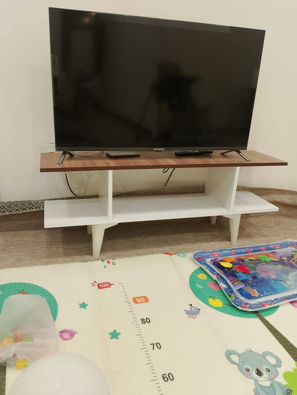 السلام عليكم ورحمة الله وبركاته 
اني عندي شاشة tv رويال رحماني للبيع 
حجمها 43
جديدة مستخدمة كم شهر 
كارتونتها موجودة 
بيها انترنت يوتيوب شاهد نتفلكس وتنربط عالتليفون هم 
وياها ميز تلفزيون ناصي مرتب 

سعرها هي والميز 275  الشراي يراسل خاص او الاتصال بل رقم ***********
