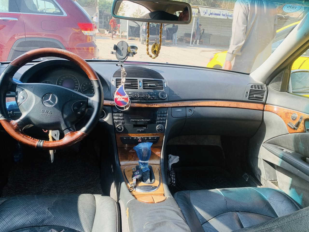 مارسديس موديل 2005..
حجم 211.. مكينه 2000 كمبريسر.. 
السياره متومه طبق الاصل سليمانيه .. 
السياره كصتين .. 
مابيها اي نقص فقط تهريب ناريه..
گير مكينه صدر تخم تاير كله جديد .. 
مكلف بالنشر .. 
المكان صلاح الدين .. 
الاستفسار .. ***********
