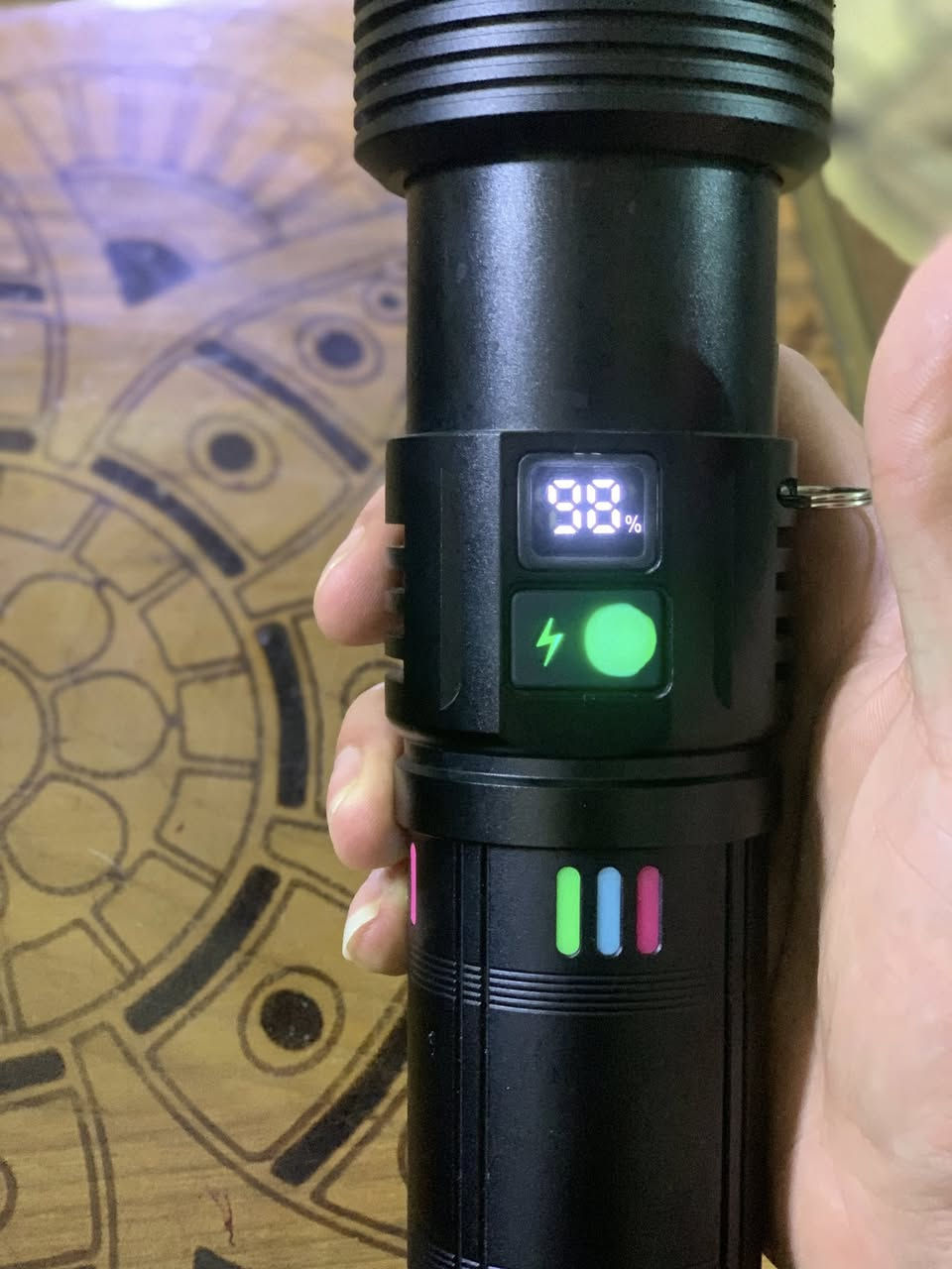 السلام عليكم لايت اصلي اربع بطاريات المده كلش قوي ويستخدم باور نفس الوقت بعده جديد السعر ٦٥ وشراي يدلل***********
