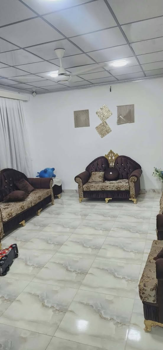 سلام عليكم )📢📢📢
—————————
#دارللبیع رقم 
مساحة ١٦٠متر 
#فول سيراميك طابق ونص غرفتين نوم مطبخ  هول  استقبال تواليت حمام دخلي درج داخلي 
طابق الثاني بيتونه واسعه كمخرن 
#الموقع حي الاسرى 
#فرع جامع العدل  
#استفسار***********
