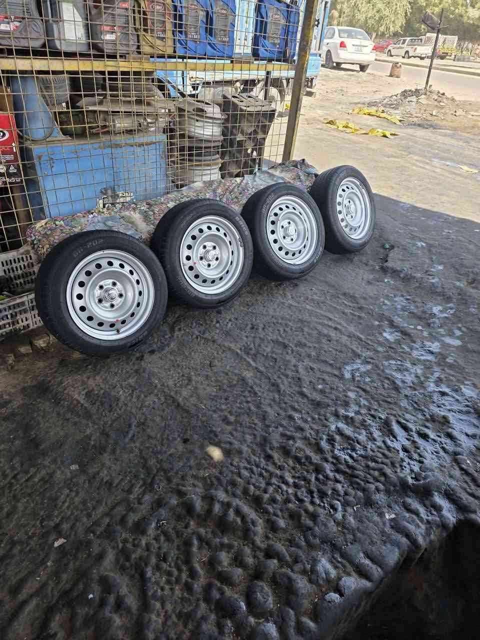 اسلام عليكم تايرات للبيع مال فورتي انتره حجم 16 سعرهن 225 مكاني محموديه ناحيه الرشيد ***********
