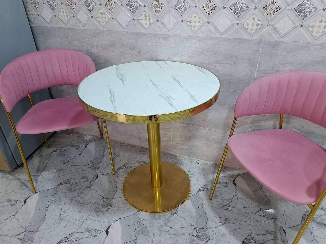 غراض للبيع كلها جديده فول 
وطباخ جديد فريش مصري وكارتونه موجود وبوفيه وتخم جديد ومشر ملابس وميز مكتب وميز استراحه جدد الشراي يتصل فورا المكان حله ***********
