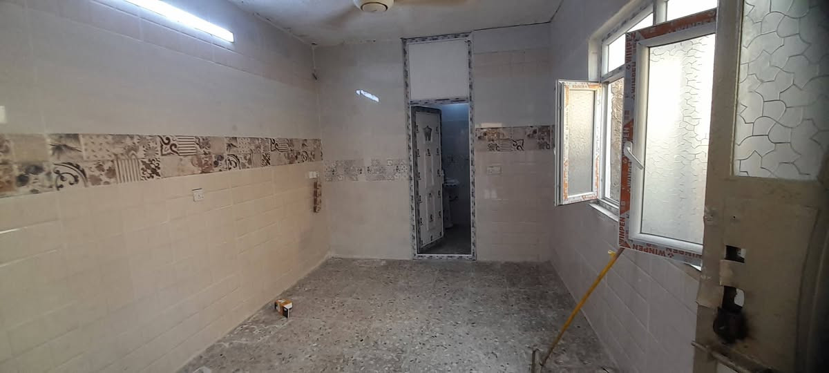 دار للأيجار مساحة ٧٥ متر موقعه في تراث الشرطه الخامسه يحتوي على صاله ومطبخ وغرفه نوم وخدمات وطرمه وسطح ايجاره ٤٠٠ الف المراجعه مع مكتب الاماني للعقار للإستفسار/***********
