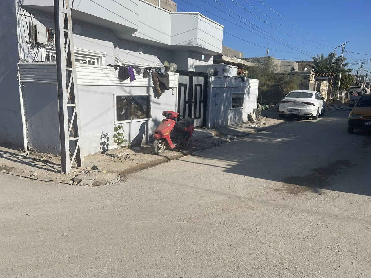 قطعة للبيع حي الأمين الأول مساحة ٢٢٦ /م ورة البانزين خانة الشموس كافة الخدمات تبليط مجاري كهرباء مولدة السعر 30 /اتصال ***********
