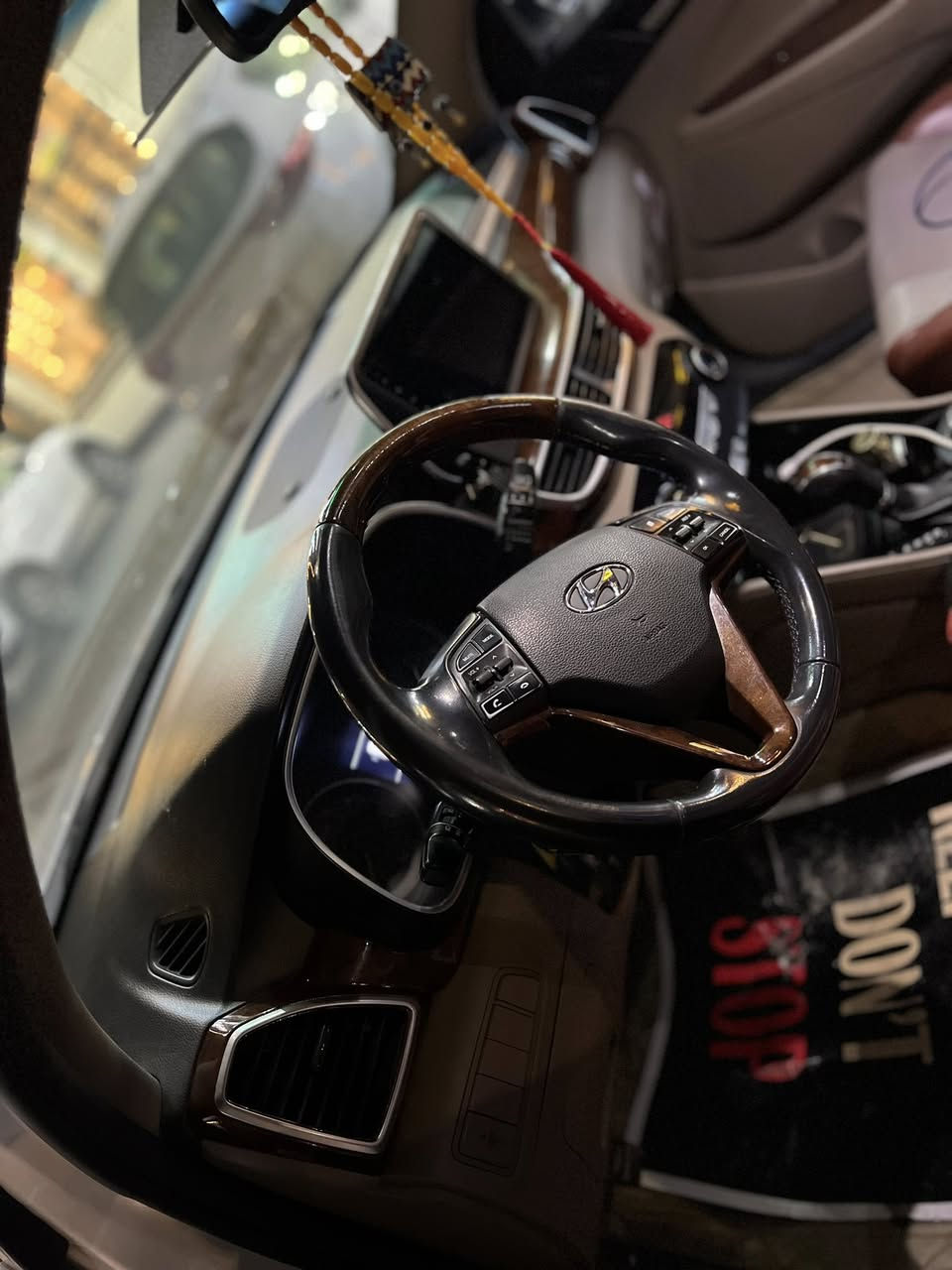 السلام عليكم  توسان خليجي موديل ٢٠١٩ فول مواصفات بصمه تحكمات بنوراما خمسه عدسات كشنات جلد وكهرباء هواي موصفات واضحه بالصوره مكفوله من الصبغ والتكحيل ماعده زلغات بالبنيد***********
المكان اليرموك 
السعر  19/500$ بيها مجال حك الجيه
