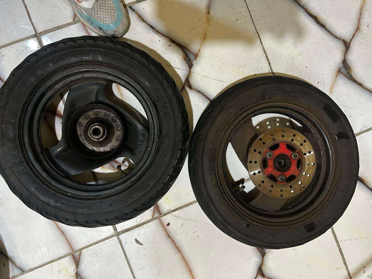 وياله وتايرات حاويه 
سعر التك 25 سعر الزوج 45 
جمله ومفرد   
تلفون 
*********** البصرة, العراق
