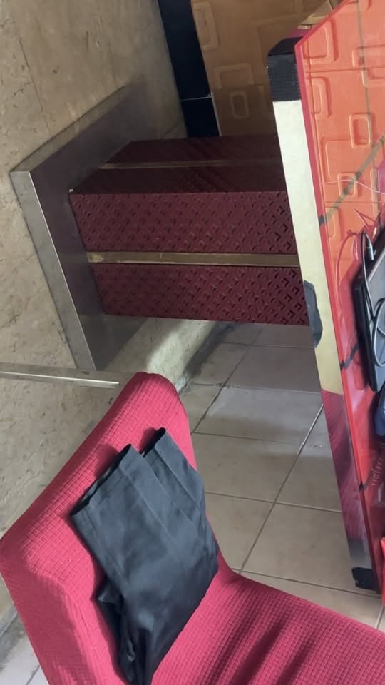 ميز الأصلي الثكيل4كراسي ومابية ضرر ابد بسعر 70 العنوان بغداد حي الاعلام واتساب ***********
