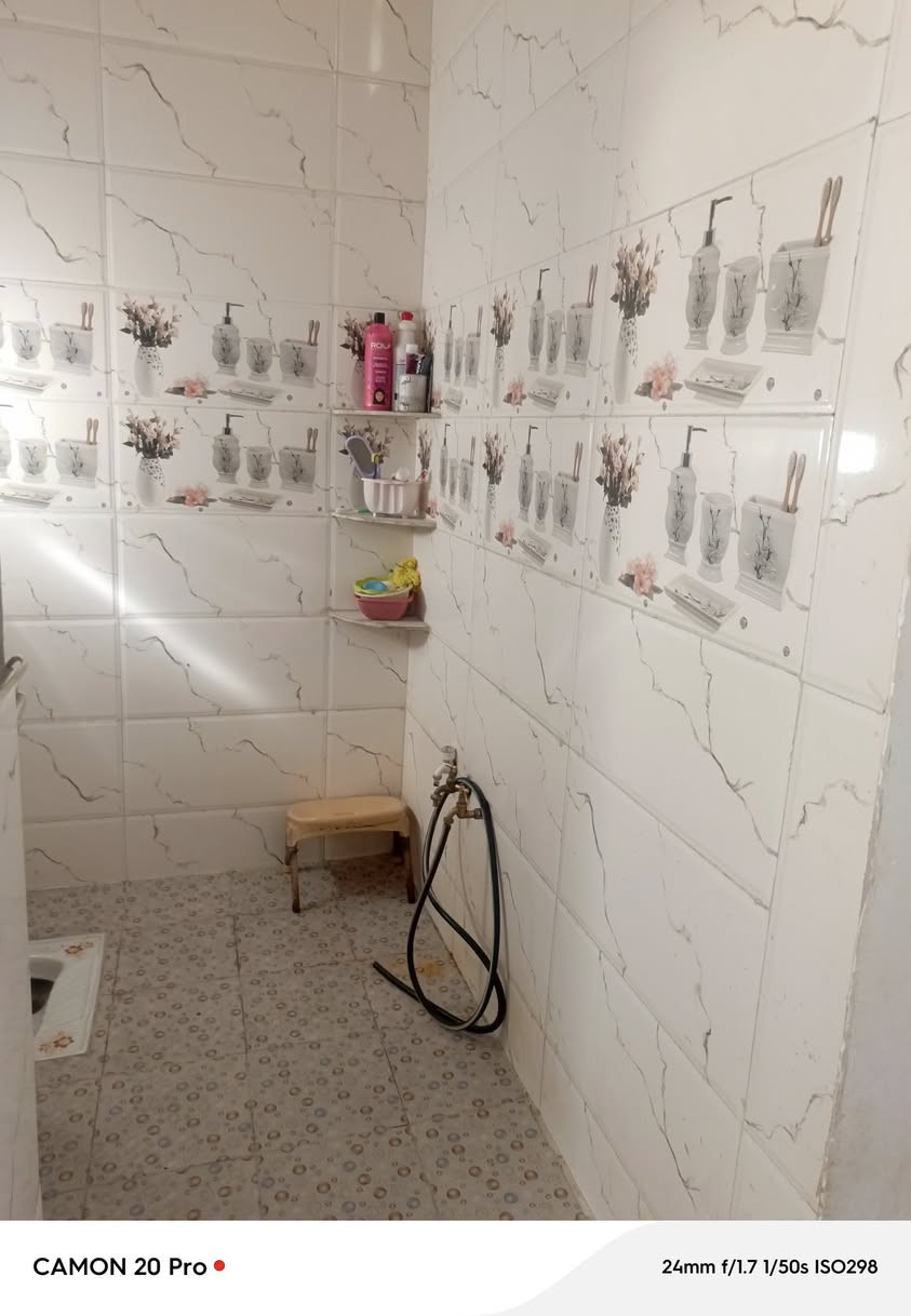 سلام عليكم 
دار للبيع حي الحكيم عبور
 الحولي مقابل الكشاوي 
خلف البيت الأبيض العالي 
المساحه 200م 10*20
بناء سنه 2025 أساس 
طابوق وبناء بلوك السقف صب مسلح 
يظم غرفتين نوم وهول داخلي صحيات داخليه 
مطبخ حار فقط بيتونه كامله صب صحيات خارجيه 
السعر والمعلومات التواصل على الرقم ***********
