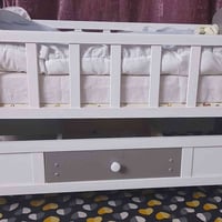 سرير اطفال للبيع من عمر يوم الى ٦ اشهر تقريبأ وبنفس الوقت هزاز نظيف جد...