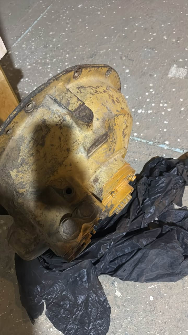 بيع جميع قطع غيار بلدوزر  كوماتسو اصلي *********** ويوجد كير كوماتسو جديد
