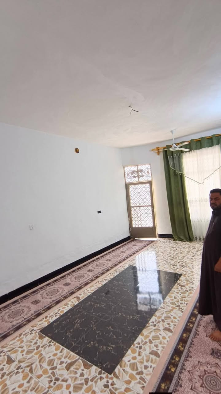 سلام عليكم دار للبيع مساحة 250 بناء بلوك گلاب حديث يحتوي على 3 غرف كلهن على 5/4 استقبال 6.5×4 مطبخ 3×3 صالة 4×6 صحيات خارجيه.. خدمات ماي كهرباء تبليط بيت مرتب وعالي ع شارع... عنوان حي تحرير خلف محطة ماي سيد گاطع 
#ملاحظة_مكلف بالنشر»»» لتواصل ع رقم  ***********
‏
